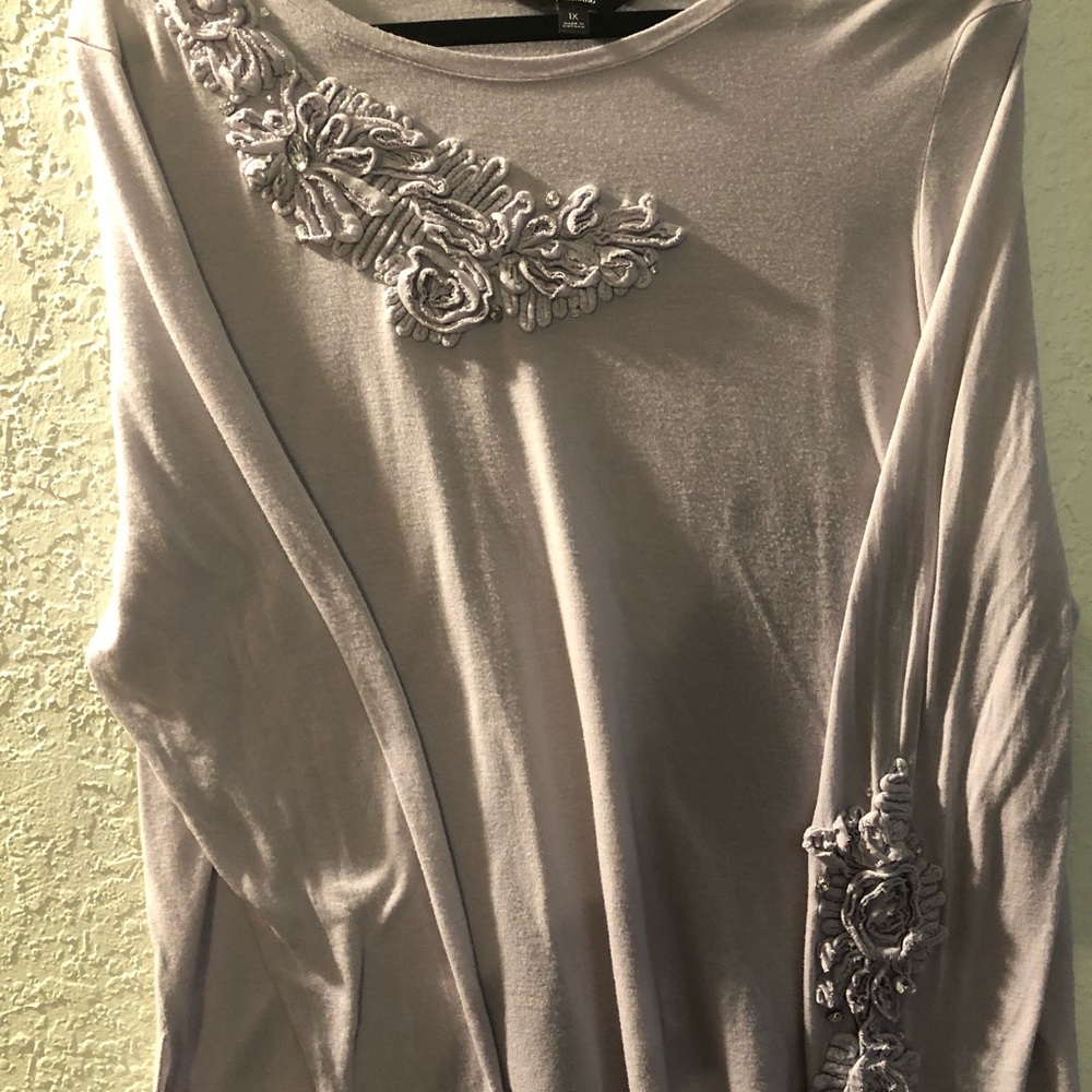 Vera Wang thin long sleeve shirt